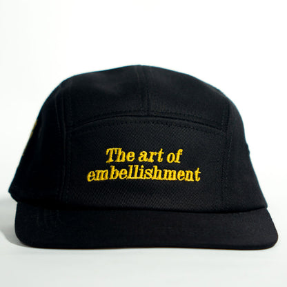 GORRA 5 PANELES NEGRA GOLDEN